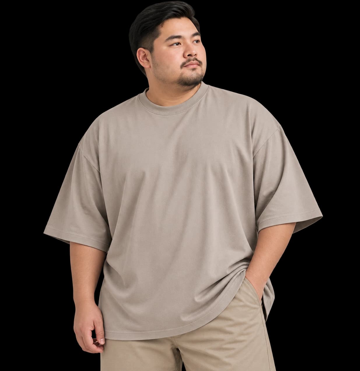 นายแบบพลัสไซซ์ใส่เสื้อยืด oversize สีน้ำตาลอ่อน ทรง drop-shoulder หันหน้าไปทางข้าง